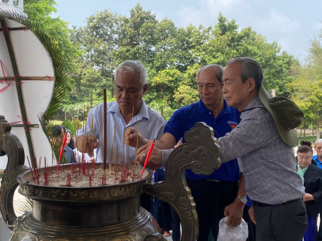 Ban Liên lạc Cựu Cán bộ Đoàn Thanh niên Việt Nam khu vực phía Nam tổ chức Lễ viếng, dâng hương
