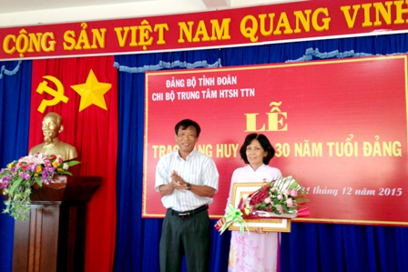 Giám đốc Trung tâm Học tập Sinh hoạt Thanh thiếu nhi Tây Ninh nhận huy hiệu 30 năm tuổi Đảng