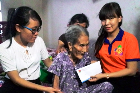 Đoàn cơ sở Tỉnh đoàn: nhận phụng dưỡng mẹ Việt Nam anh hùng Mai Thị Thưng (xã Suối Đá, Dương Minh Châu)
