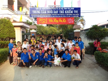 Đoàn trường Cao đẳng nghề Tây Ninh: Tổ chức giao lưu, thăm hỏi tặng quà tại Trung tâm nuôi dạy trẻ khiếm thị và Trung tâm Bảo trợ xã hội tỉnh Tây Ninh