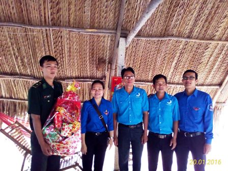 Huyện Đoàn Bến Cầu tổ chức thăm tặng quà Đồn, Trạm, Chốt Biên phòng và Chốt Dân quân trên địa bàn huyện