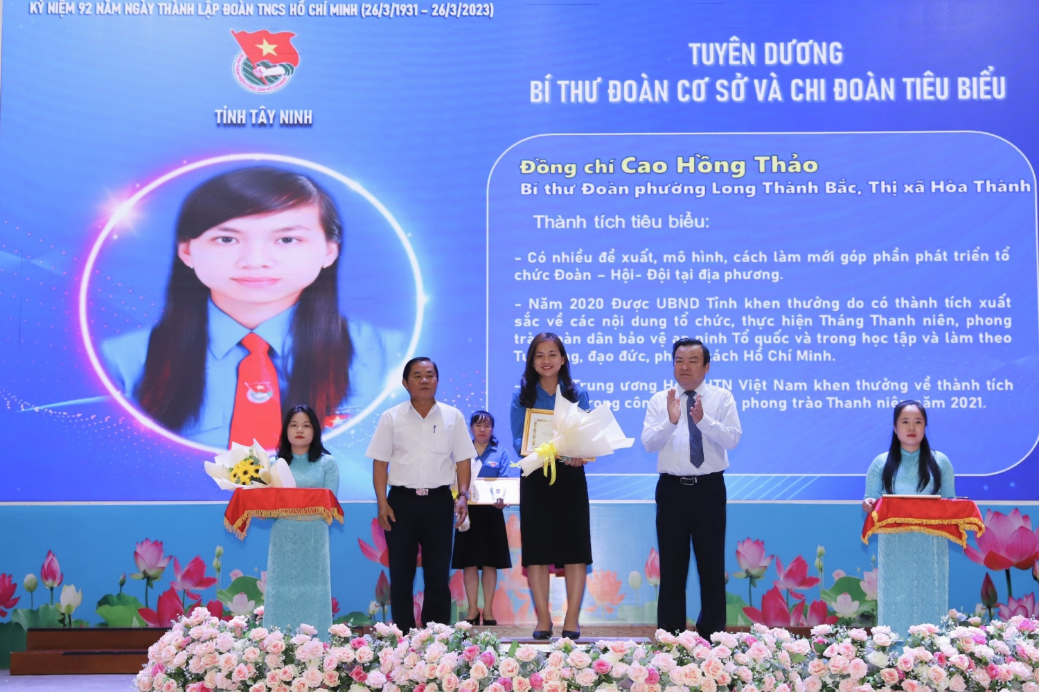 Trao tuyên dương cho các cá nhân là Bí thư Đoàn cấp cơ sở, Chi đoàn tiêu biểu tỉnh Tây Ninh năm 2023 