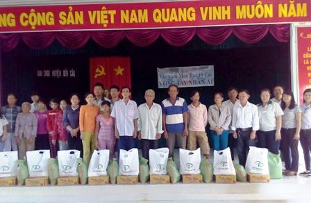 Huyện Đoàn Bến Cầu phối hợp với Công ty cổ phần Việt Nam Mộc Bài tổ chức chương trình trao quà “Vòng tay thân ái” năm 2015
