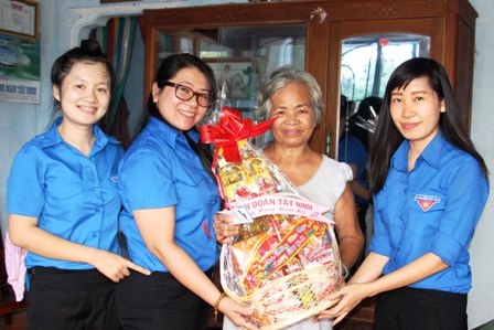 Tỉnh đoàn Tây Ninh: Thăm tặng quà tết cho các đồng chí nguyên lãnh đạo tỉnh đoàn qua các thời kỳ