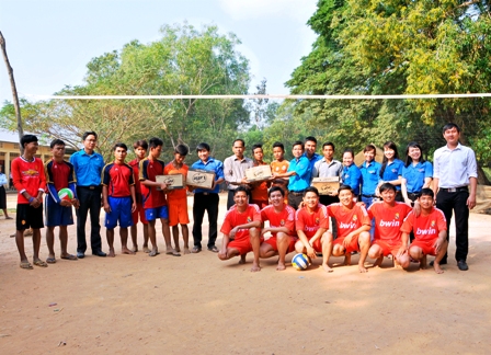 Bến Cầu: tổ chức trao tặng 2 giếng nước sạch và giao lưu bóng chuyền với thanh niên xã Popet huyện Svay Tiep tỉnh Svay Rieng Vương quốc Campuchia