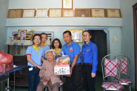 Đội Công tác xã hội thành phố Hồ Chí Minh: Tặng 106 phần quà cho người nghèo xã Trí Bình