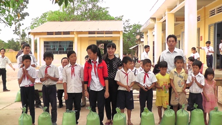Trường tiểu học Lê Văn Tám, thành phố Tây Ninh tặng quà Tết cho học sinh nghèo ở xã Tân Hòa, huyện Tân Châu, Tây Ninh