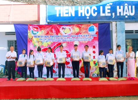Chương trình “Xuân yêu thương” của trường THPT Nguyễn Văn Trỗi: Tạo điều kiện cho nhiều học sinh nghèo vui đón Tết