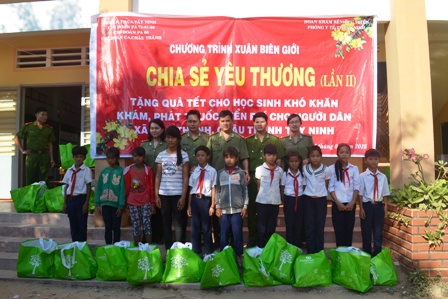 Đoàn viên Công an Tây Ninh: Khám bệnh, cấp thuốc và tặng quà cho người nghèo xã Hòa Thạnh