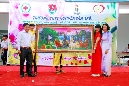 Đoàn trường THPT Nguyễn Văn Trỗi: Vận động gần 78 triệu đồng giúp cho học sinh nghèo
