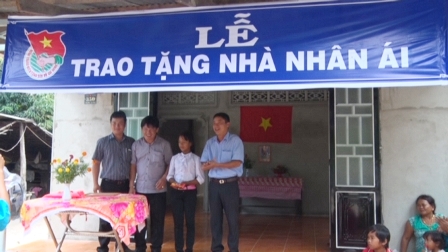 Huyện đoàn Tân biên trao tặng 2 căn nhà nhân ái và 50 phần quà cho gia đình học sinh có hoàn cảnh khó khăn