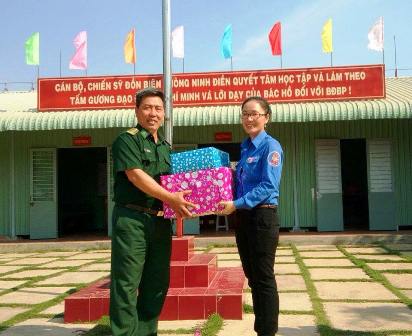 Huyện đoàn Châu Thành: Thăm, tặng quà cho cán bộ, chiến sĩ các Đồn Biên phòng Vàm Trảng Trâu, Phước Tân và Ninh Điền