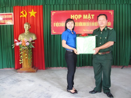 Huyện Dương Minh Châu: Tặng 75 triệu đồng cho Đồn Biên phòng Tống Lê Chân