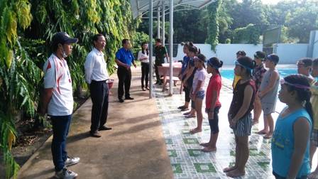 Hội đồng Đội huyện Tân Châu phối hợp Hội đồng Đội xã Tân Đông tổ chức điểm khai mạc hè gắn với Trại hè rèn luyện kỹ năng bơi lội cho thiếu nhi năm 2016