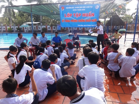 Lớp tập huấn kỹ năng phòng, chống tai nạn đuối nước cho học sinh năm học 2015-2016