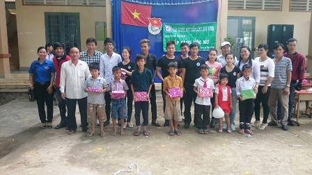 HĐĐ huyện Bến Cầu phối hợp CLB Chung Một Tấm Lòng ở Thành phố Tây Ninh tổ chức chương trình “Thắp sắng ước mơ” năm 2016