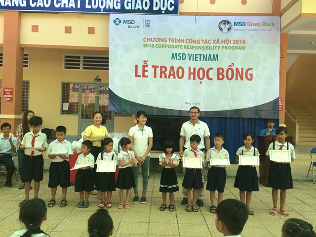 Đoàn Thiện nguyện công ty Dược MSD Việt Nam: Khám bệnh, cấp thuốc, tặng quà và trao học bổng cho người dân xã Bến Củi