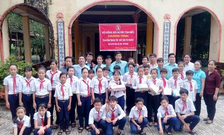 Hoạt động CLB khăn hồng tình nguyện huyện Tân Biên năm học 2016-2017