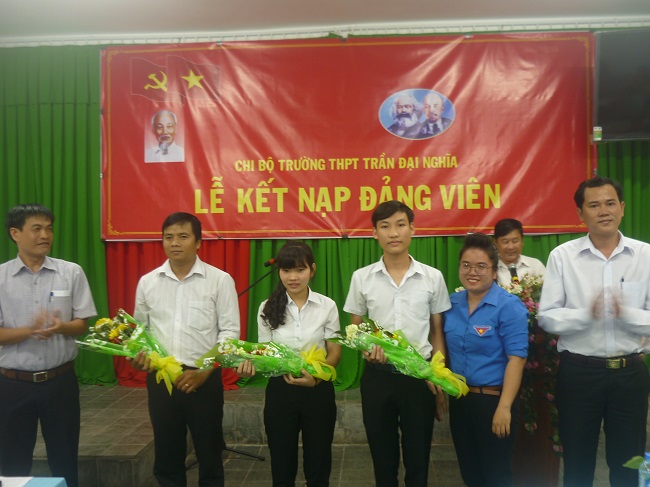 Trường THPT Trần Đại Nghĩa tổ chức lễ kết nạp Đảng cho học sinh lớp 12