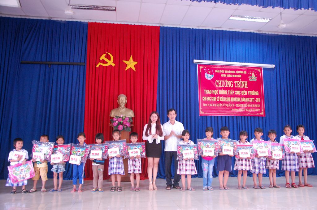 Trao tặng quà “Tiếp sức đến trường” cho các em học sinh khó khăn ở xã Lộc Ninh