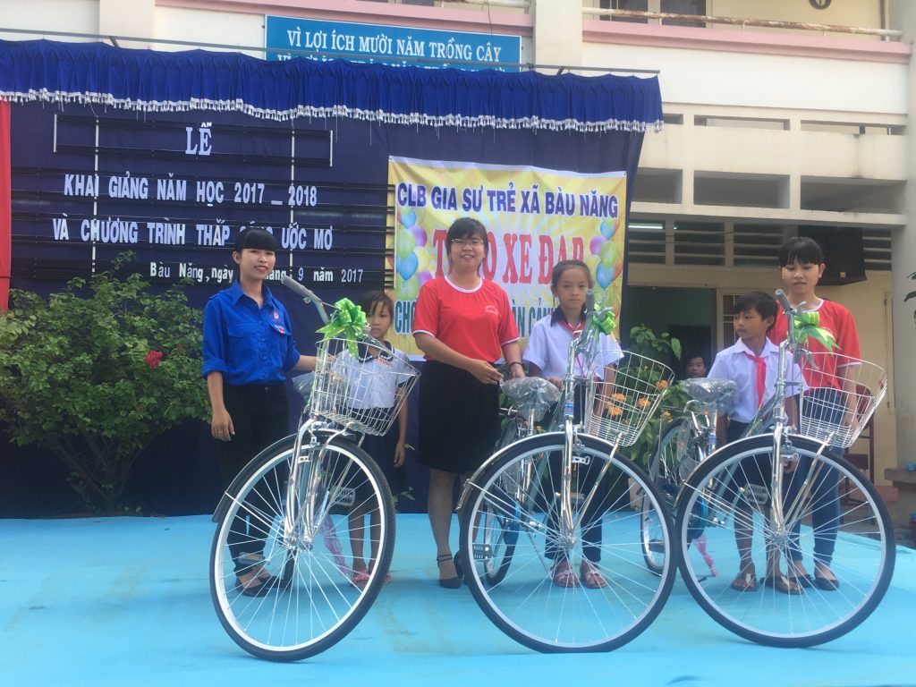 CLB Gia sự trẻ xã Bàu Năng: Tặng 4 chiếc xe đạp cho học sinh nghèo