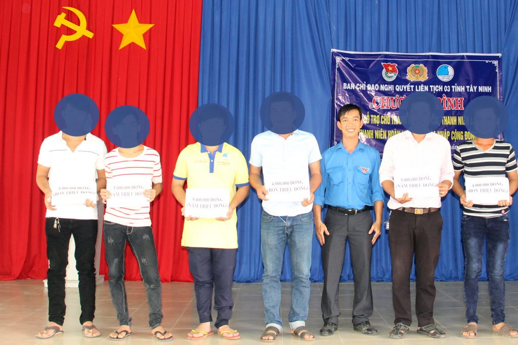 Hội LHTN Việt Nam Huyện Hòa Thành trao vốn hỗ trợ thanh niên sau cai, thanh niên chậm tiến và thanh niên hoàn lương tái hòa nhập cộng đồng