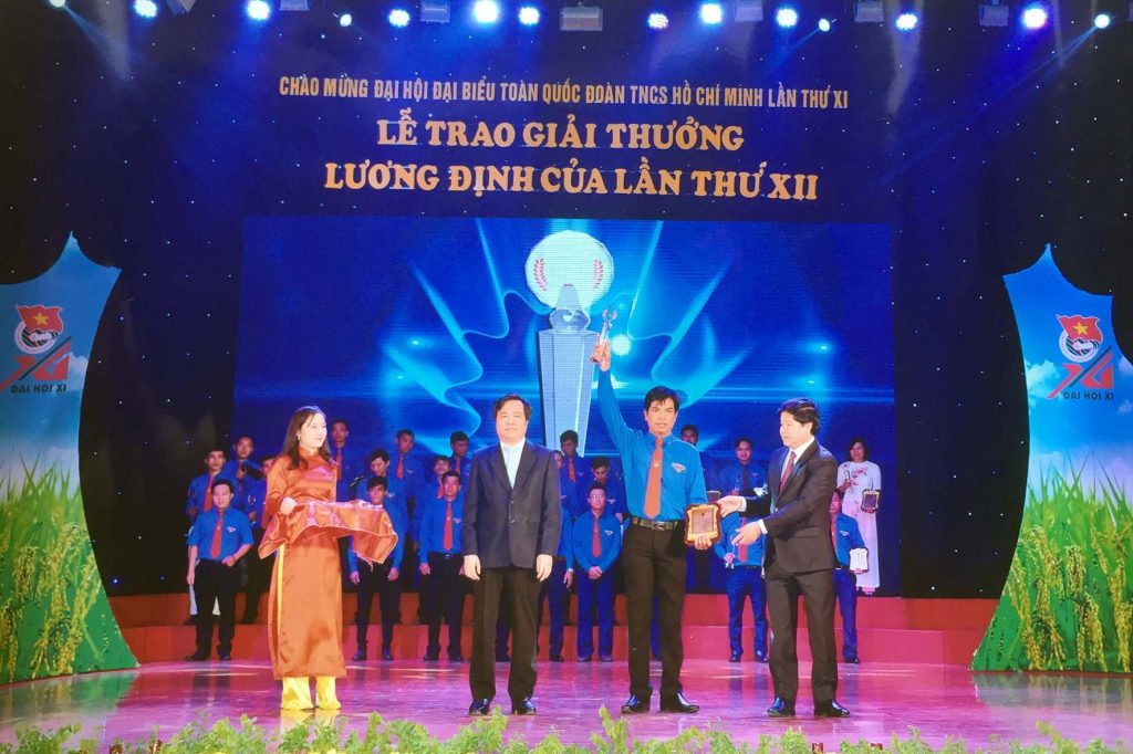 Chàng “kỹ sư” chân đất Nguyễn Thanh Bình nhận giải thưởng Lương Định Của lần thứ XII năm 2017