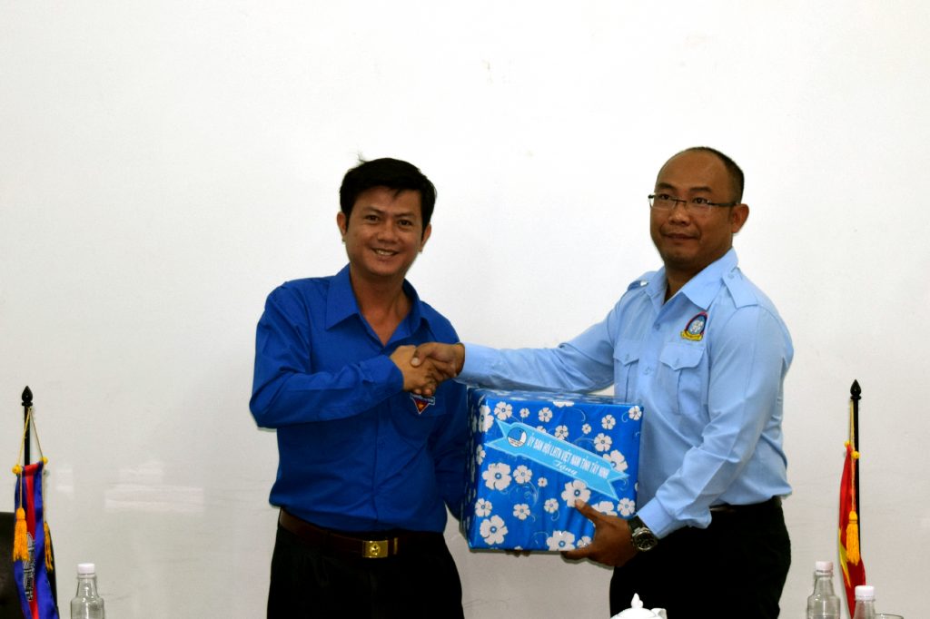 Hội LHTN Việt Nam tỉnh Tây Ninh gặp gỡ, trao đổi cùng Hội thanh niên tỉnh Svay Rieng