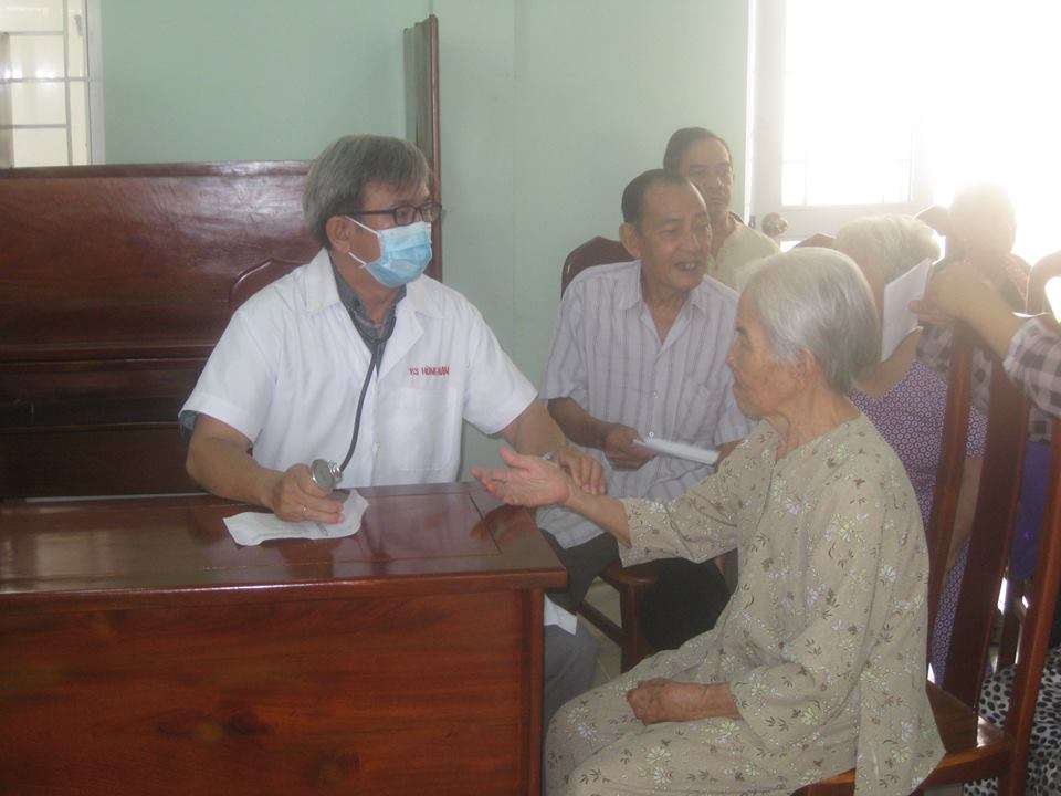 Huyện Hòa Thành: Tư vấn, khám bệnh, cấp thuốc và tặng quà cho gia đình khó khăn xã Hiệp Tân