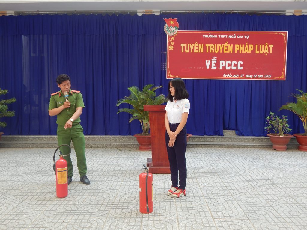 Đoàn trường THPT Ngô Gia Tự tổ chức tuyên truyền PCCC và Xuân Yêu thương Mậu Tuất 2018
