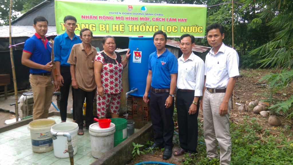Huyện đoàn Dương Minh Châu: Trao 8 chiếc bồn lọc nước cho người nghèo ở xã Lộc Ninh
