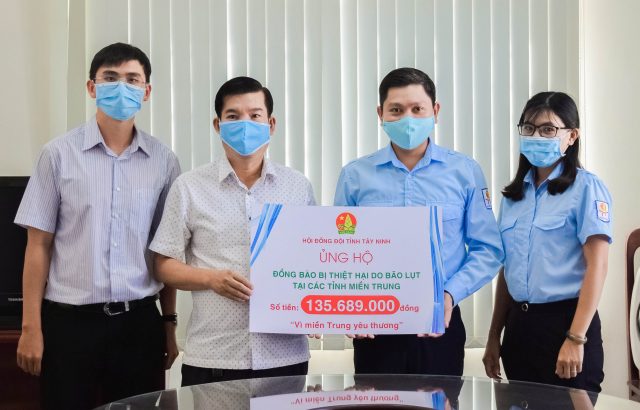 Hội đồng Đội tỉnh Tây Ninh trao tiền quyên góp ủng hộ đồng bào miền Trung bị ảnh hưởng do bão lụt