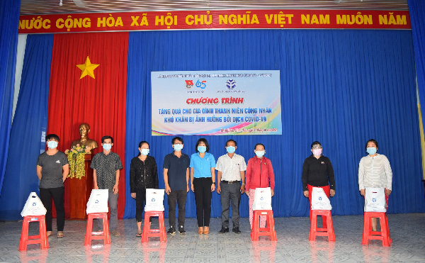 Tây Ninh: Thăm, tặng quà cho thanh niên công nhân