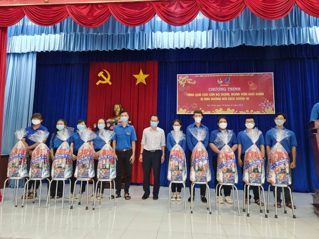 Tỉnh đoàn Tây Ninh phối hợp với VNPT Tây Ninh trao quà cho cán bộ Đoàn, đoàn viên nhân dịp Tết Nguyên đán Nhâm Dần năm 2022.