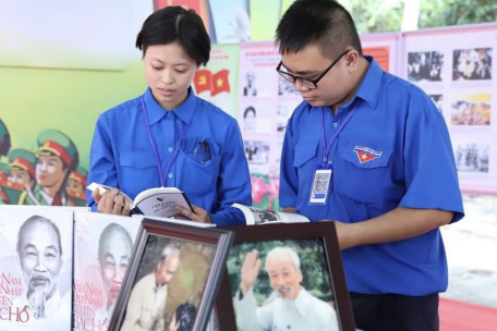 Đoàn trường Cao đẳng Nghề tổ chức cho sinh viên tham quan, đọc sách và tìm hiểu về cuộc đời của Chủ tịch Hồ Chí Minh