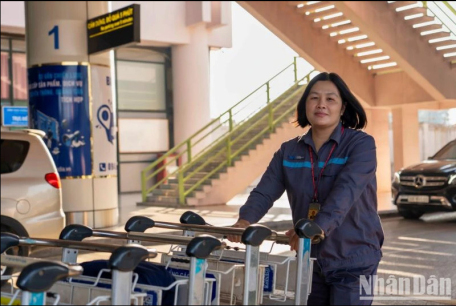 Nữ nhân viên Nội Bài trả lại khách chiếc ví chứa hơn 100 triệu đồng bỏ quên