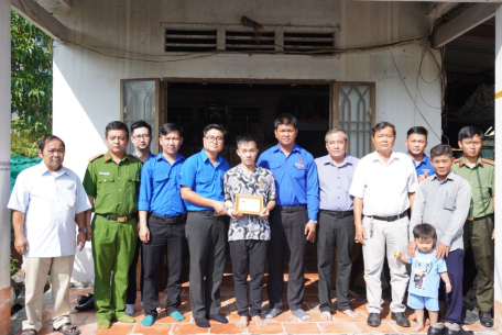 Trung ương Đoàn tặng huy hiệu "Tuổi trẻ dũng cảm" cho hai thanh niên truy đuổi bắt cướp tại thị xã Trảng Bàng
