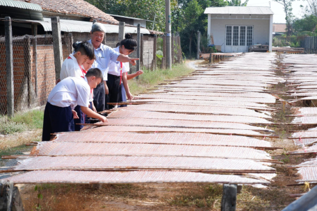 Mô hình “Theo dòng lịch sử quê em”