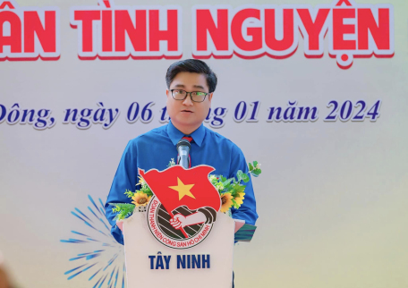 Tây Ninh: Tổ chức trao tặng quà cho gia đình chiến sĩ có hoàn cảnh khó khăn tại Lễ khởi động Chương trình Xuân tình nguyện năm 2024.