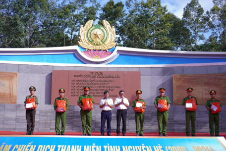 Tây Ninh: Trao tặng 10 phần quà cho cán bộ, chiến sĩ Công an có hoàn cảnh khó khăn.