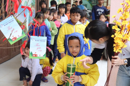 Mang Tết lên núi cho trẻ em nghèo