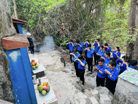 Tân Châu - thành lập CLB tuyên truyền viên trẻ tại địa chỉ đỏ.