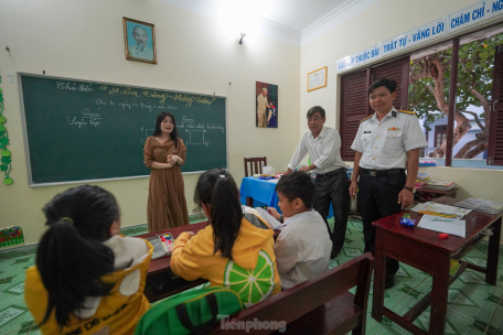 Người thầy với nhiệm vụ 'cô giáo mầm non' ở Trường Sa