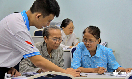 Lớp học đặc biệt ở TPHCM, cụ ông cụ bà rủ nhau tham gia để bớt cô đơn, tụt hậu