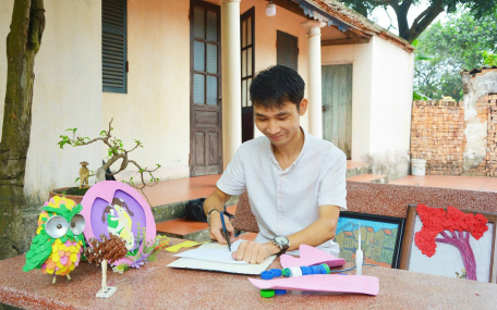 Chàng trai Bắc Ninh đi xin chậu vỡ, chai nhựa từ hàng xóm rồi tái chế thành đồ chơi cho trẻ nhỏ