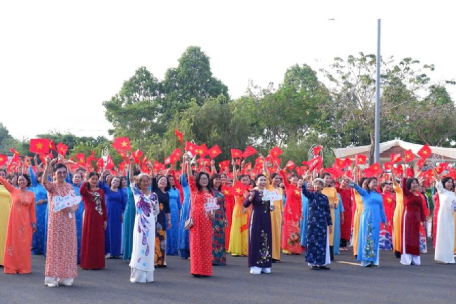 Hội viên, phụ nữ Tây Ninh diễu hành trong trang phục áo dài