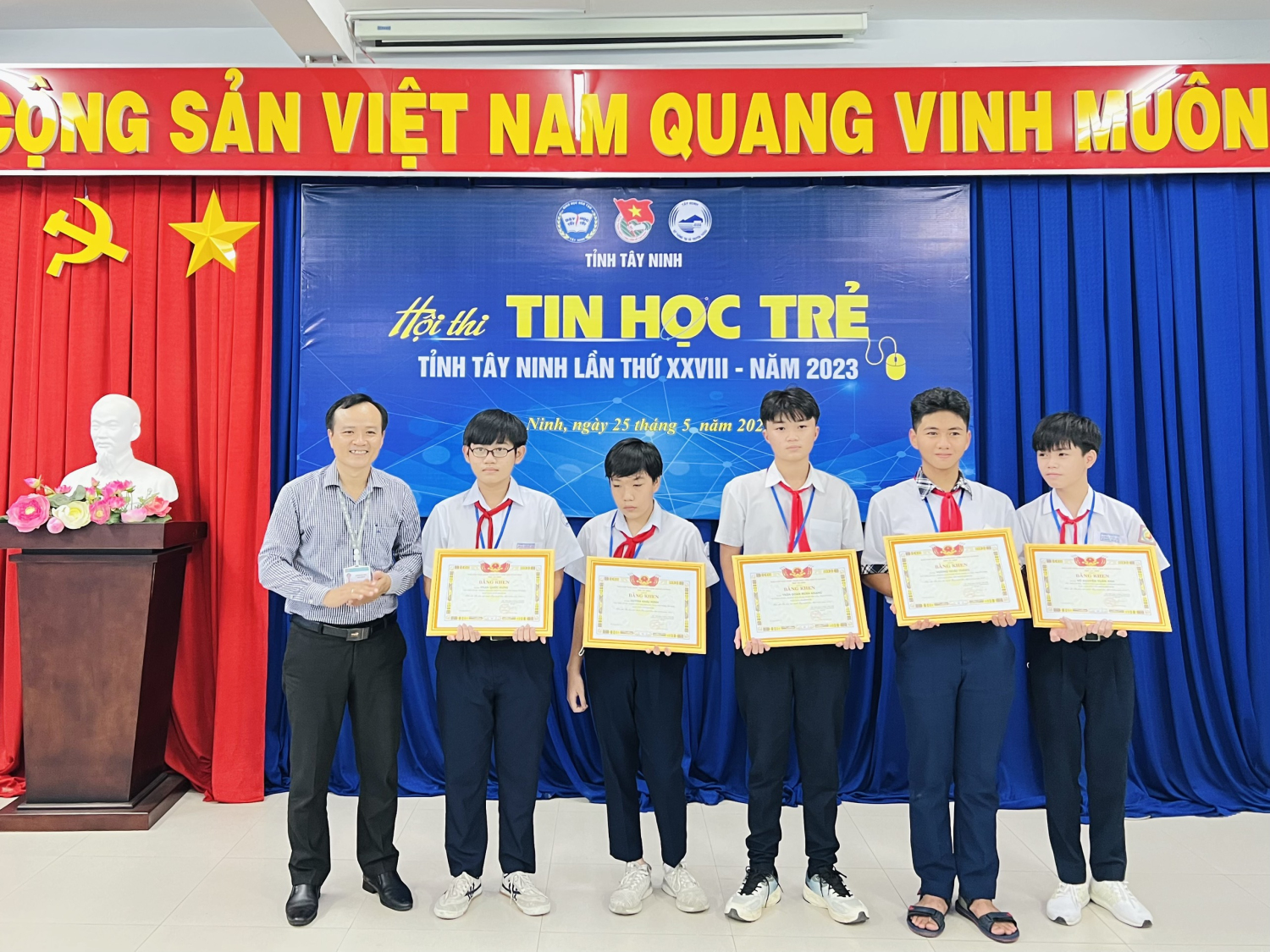 Đồng chí Ngô Khắc Đức - Hiệu trưởng trường THPT Chuyên Hoàng Lê Kha trao giải cho các thí sinh tại Bảng B Khối THCS.