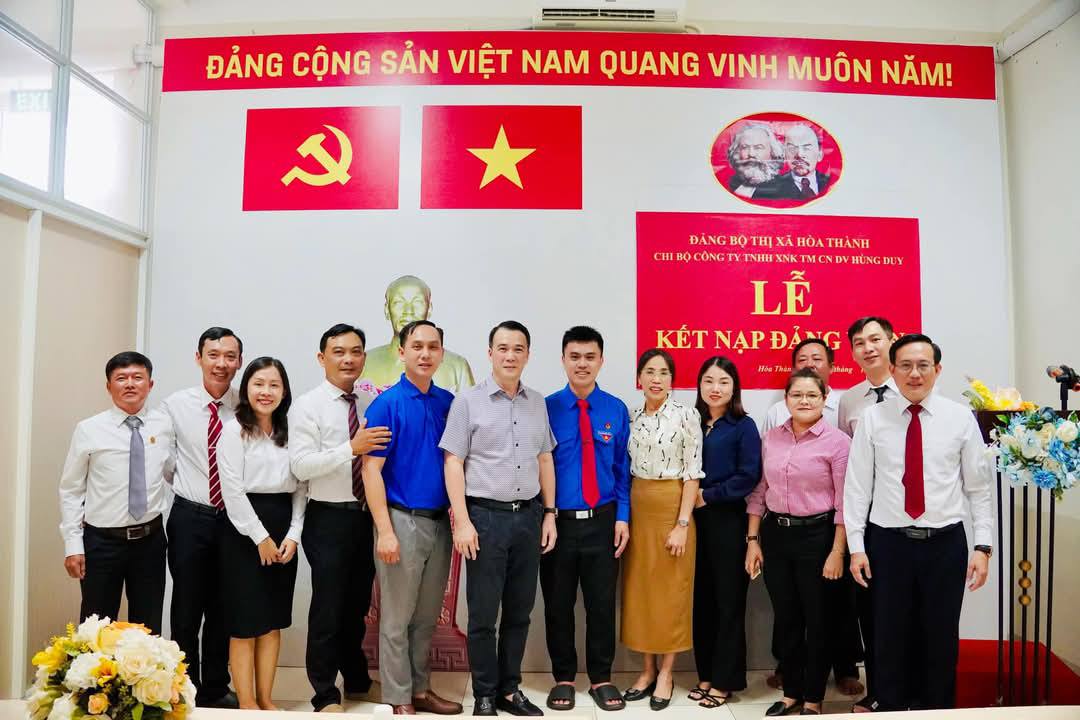 Lễ kết nạp đảng viên mới tại Chi bộ Công ty TNHH XNK-TM-CN-DV Hùng Duy