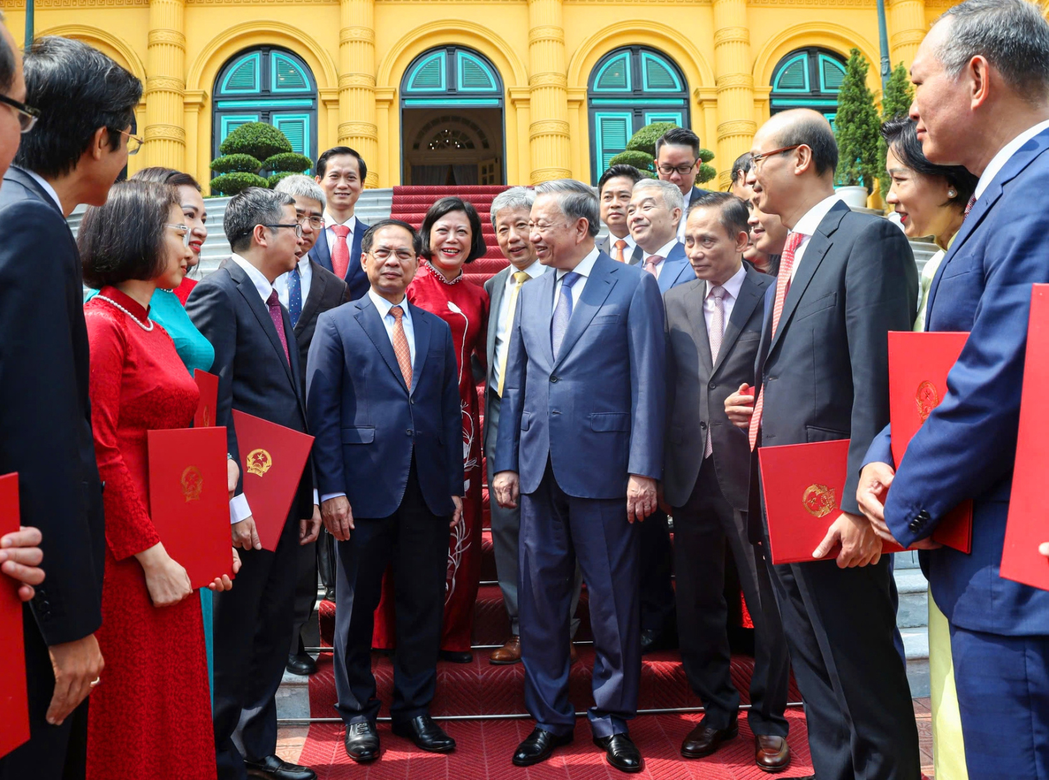 Tổng Bí thư, Chủ tịch nước Tô Lâm và đại biểu với các đại sứ Việt Nam mới nhận quyết định bổ nhiệm, ngày 14-10-2024 _Nguồn: Tư liệu