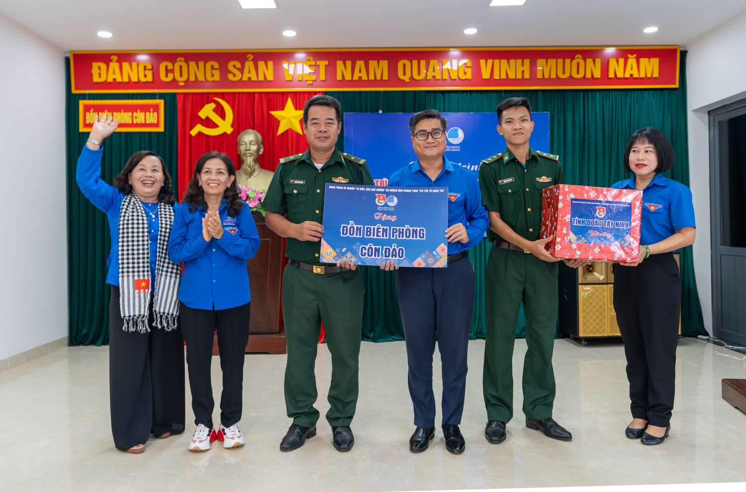 Đoàn đại biểu tặng quà cán bộ chiến sĩ đang đóng quân tại Côn Đảo
